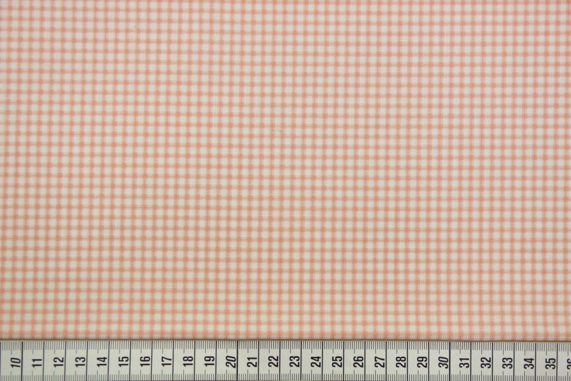 quiltstof-Ivoor, zalmroze ruitje van Ril
