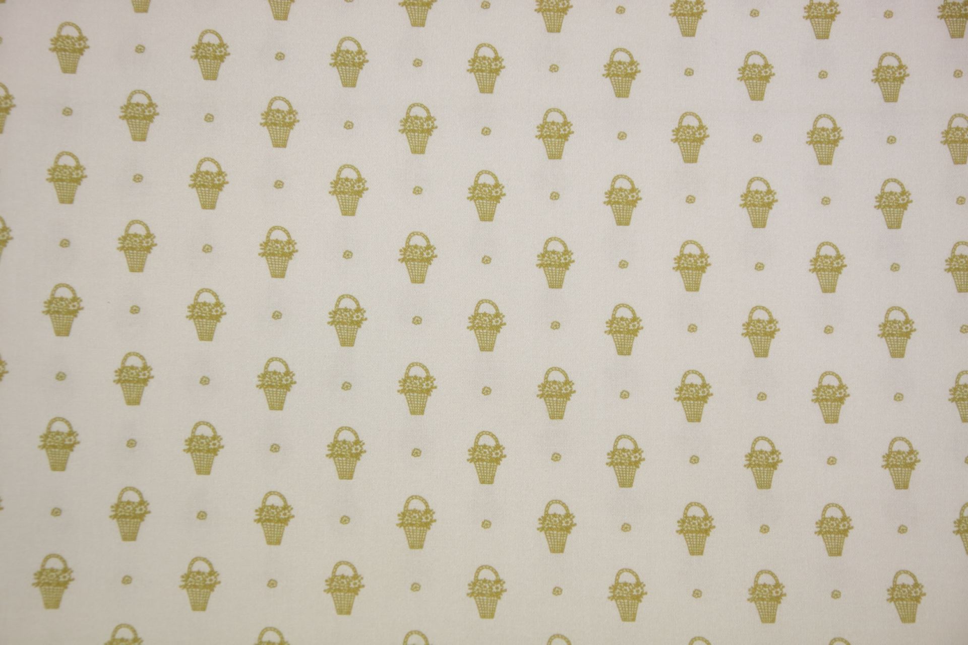 quiltstof-Ivoor met olijgroene mandjes,