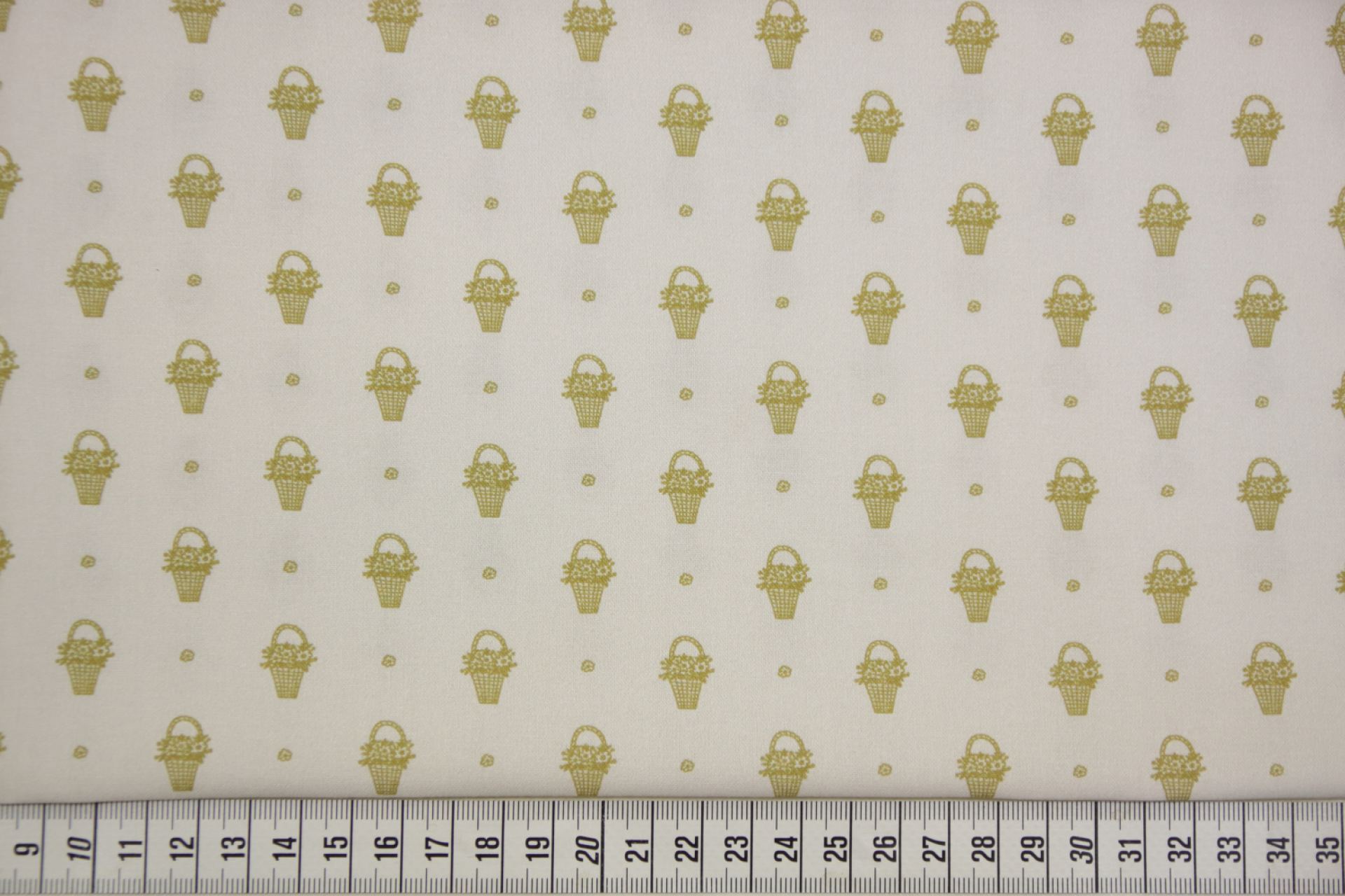 quiltstof-Ivoor met olijgroene mandjes,