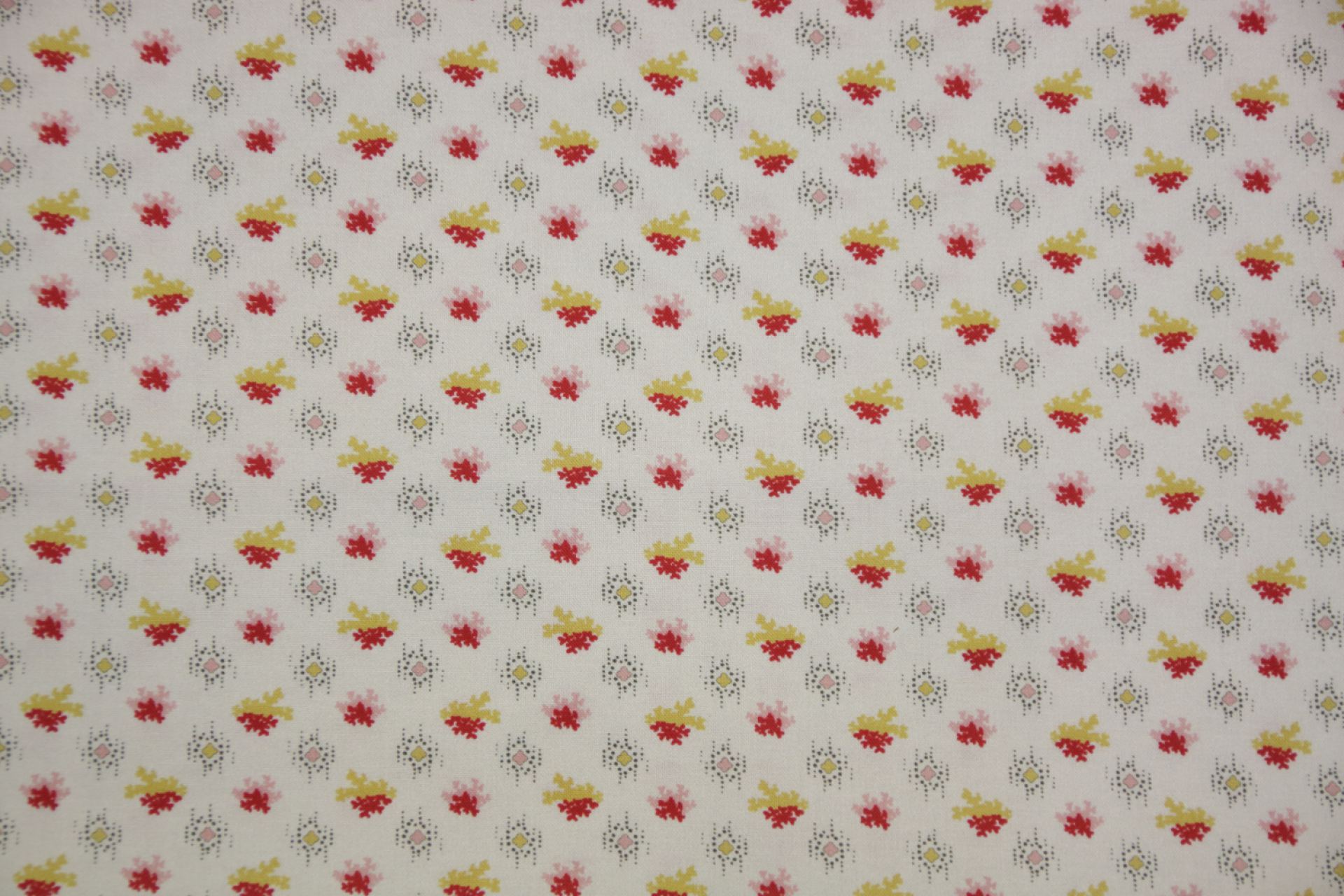 quiltstof-Ivoor, motief in rood,roze en