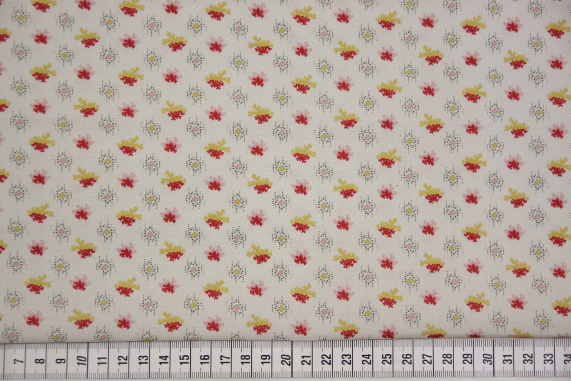 quiltstof-Ivoor, motief in rood,roze en