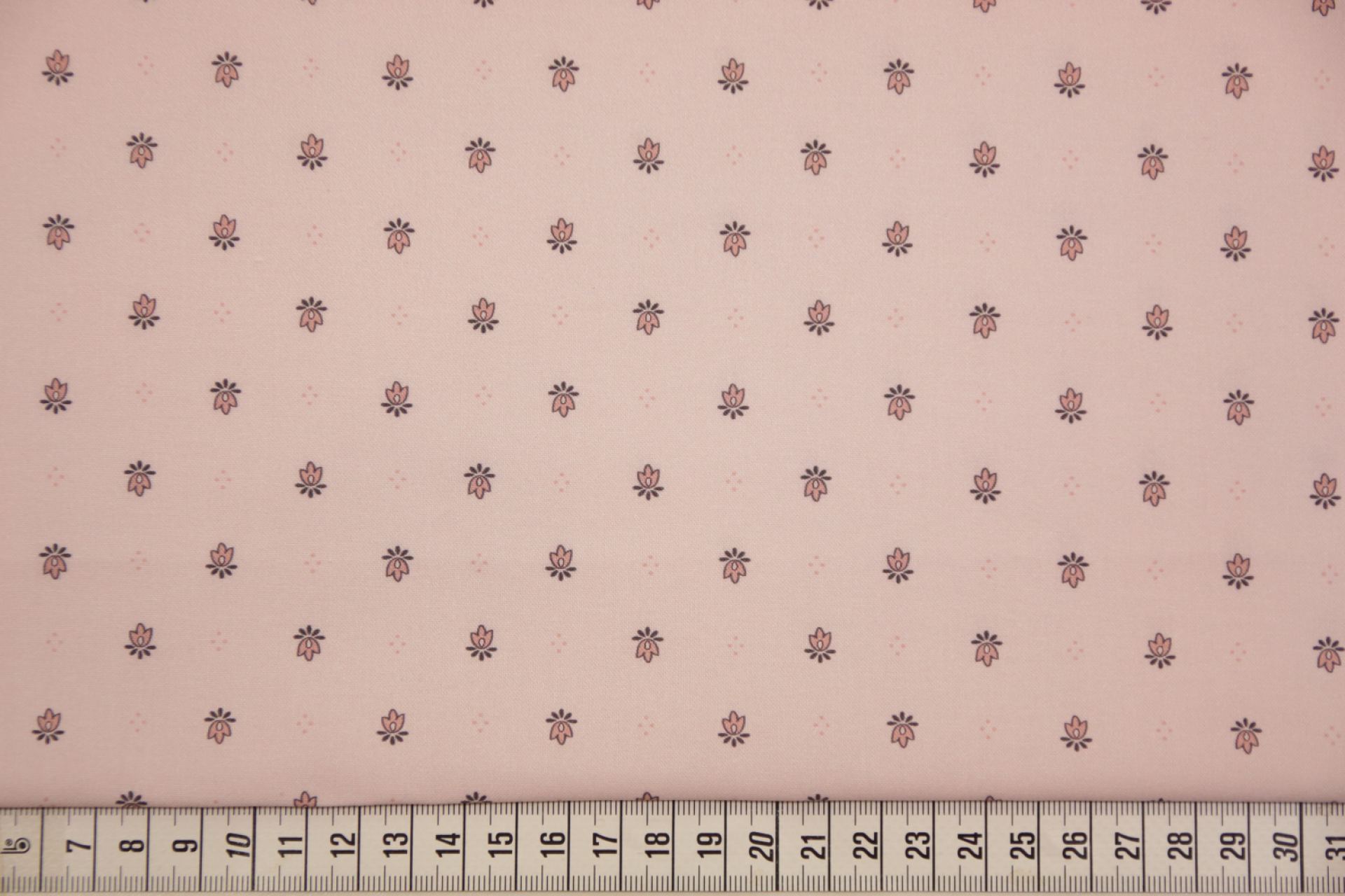 quiltstof-Pastelroze met roze bloemetje-