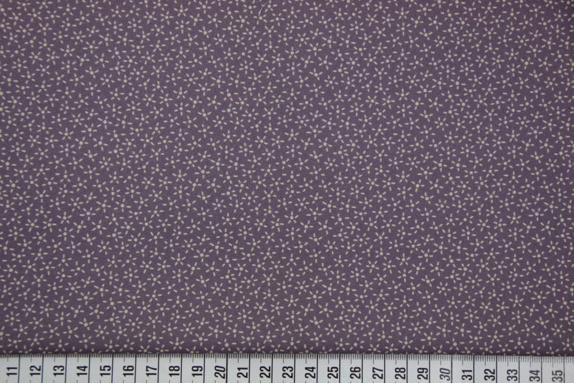 quiltstof-Oud paars met ivoor bloempjes-