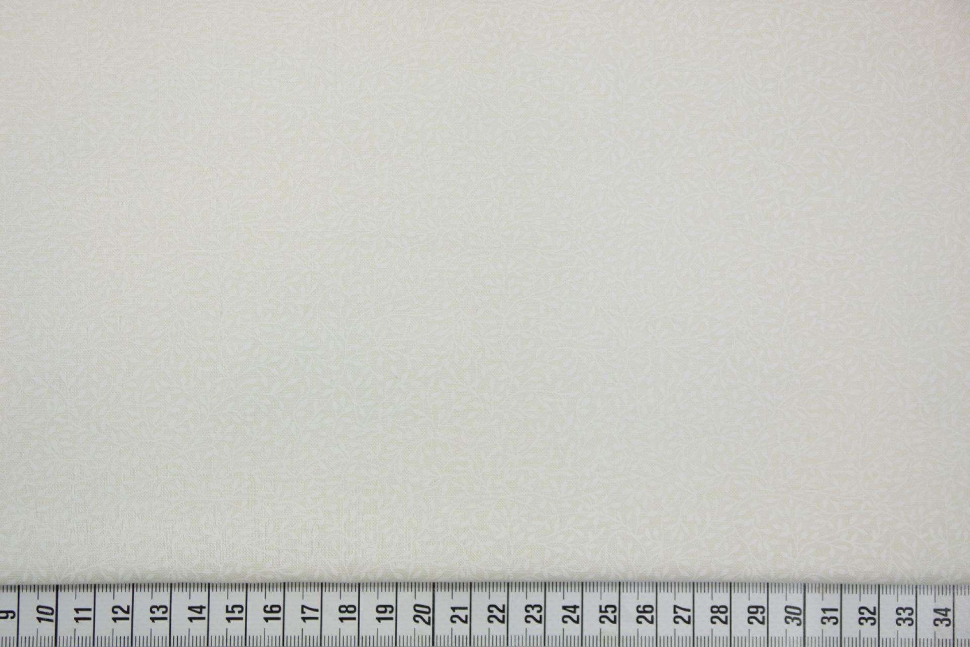 quiltstof-Ivoor met fijne blaadjes aan s