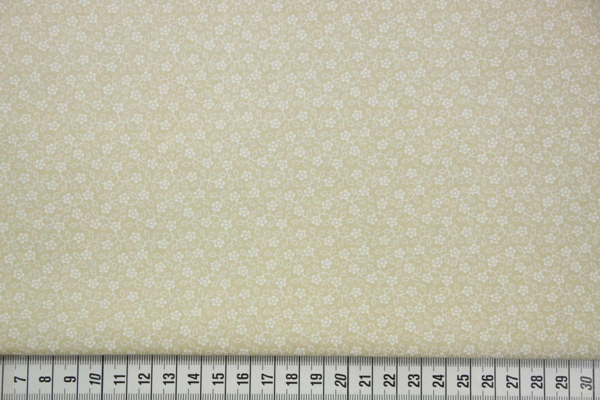 quiltstof-Beige met bloemtakje in ivoor-