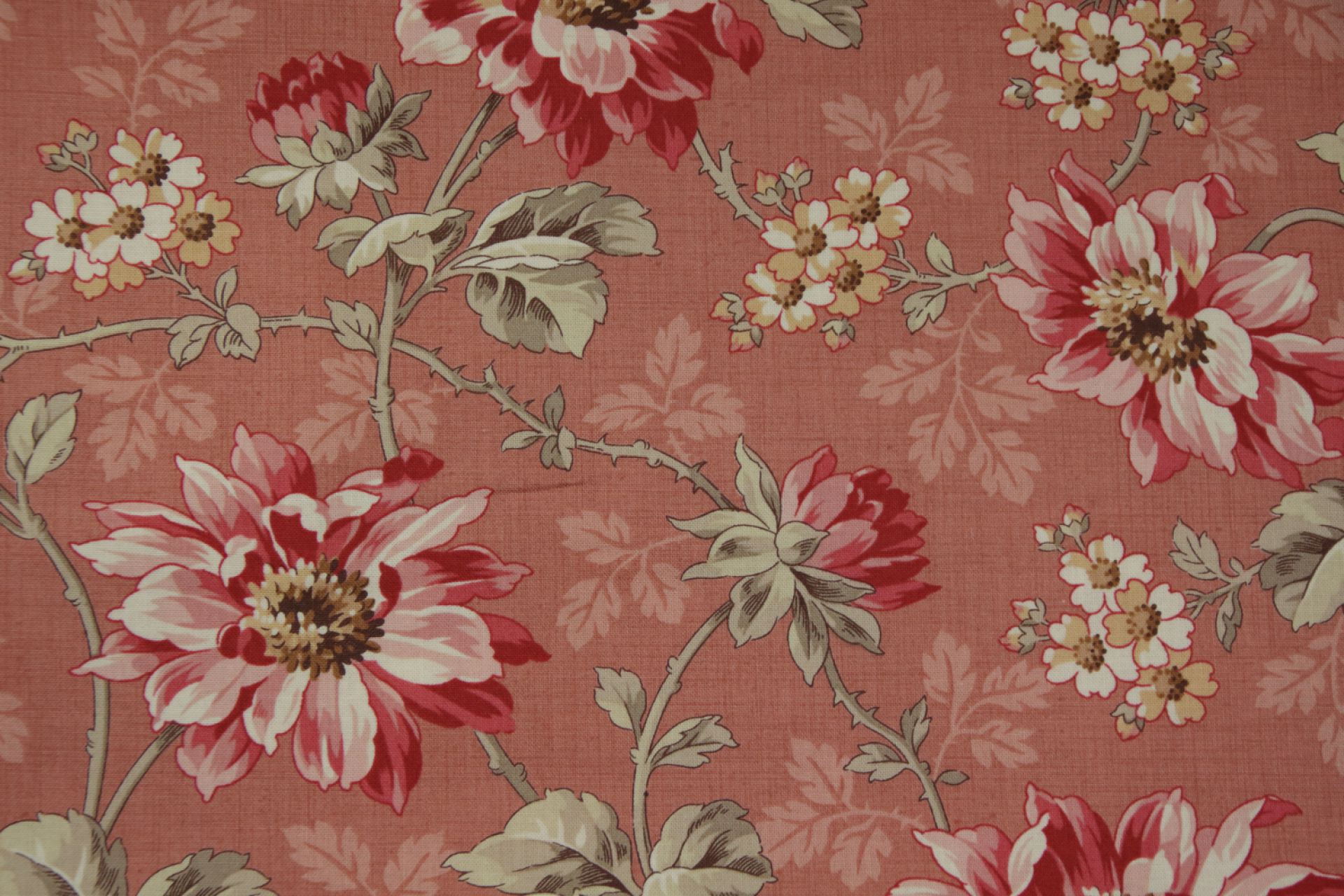 quiltstof-Oudroze met bloemen in rood en
