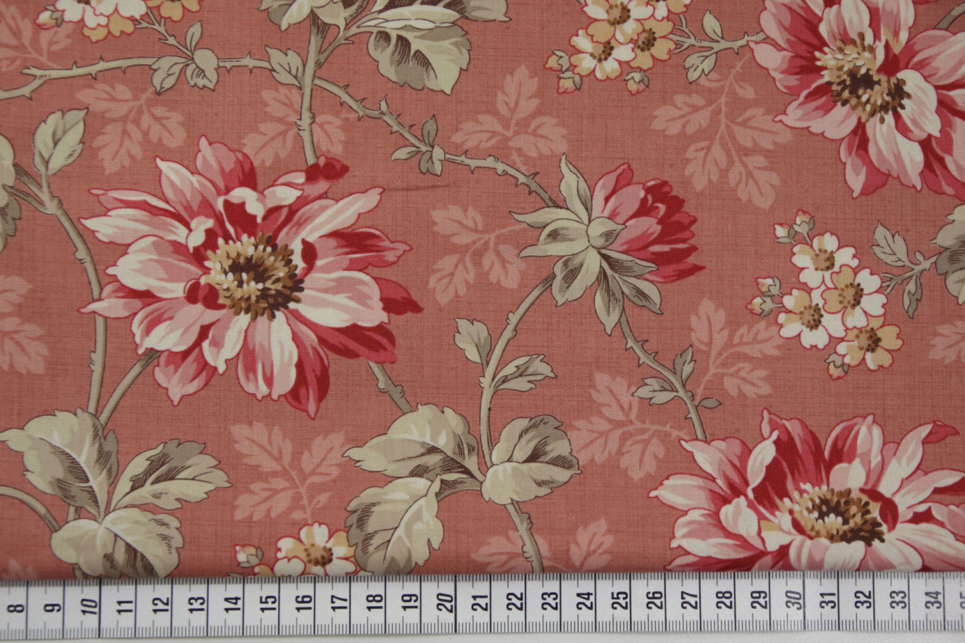 quiltstof-Oudroze met bloemen in rood en