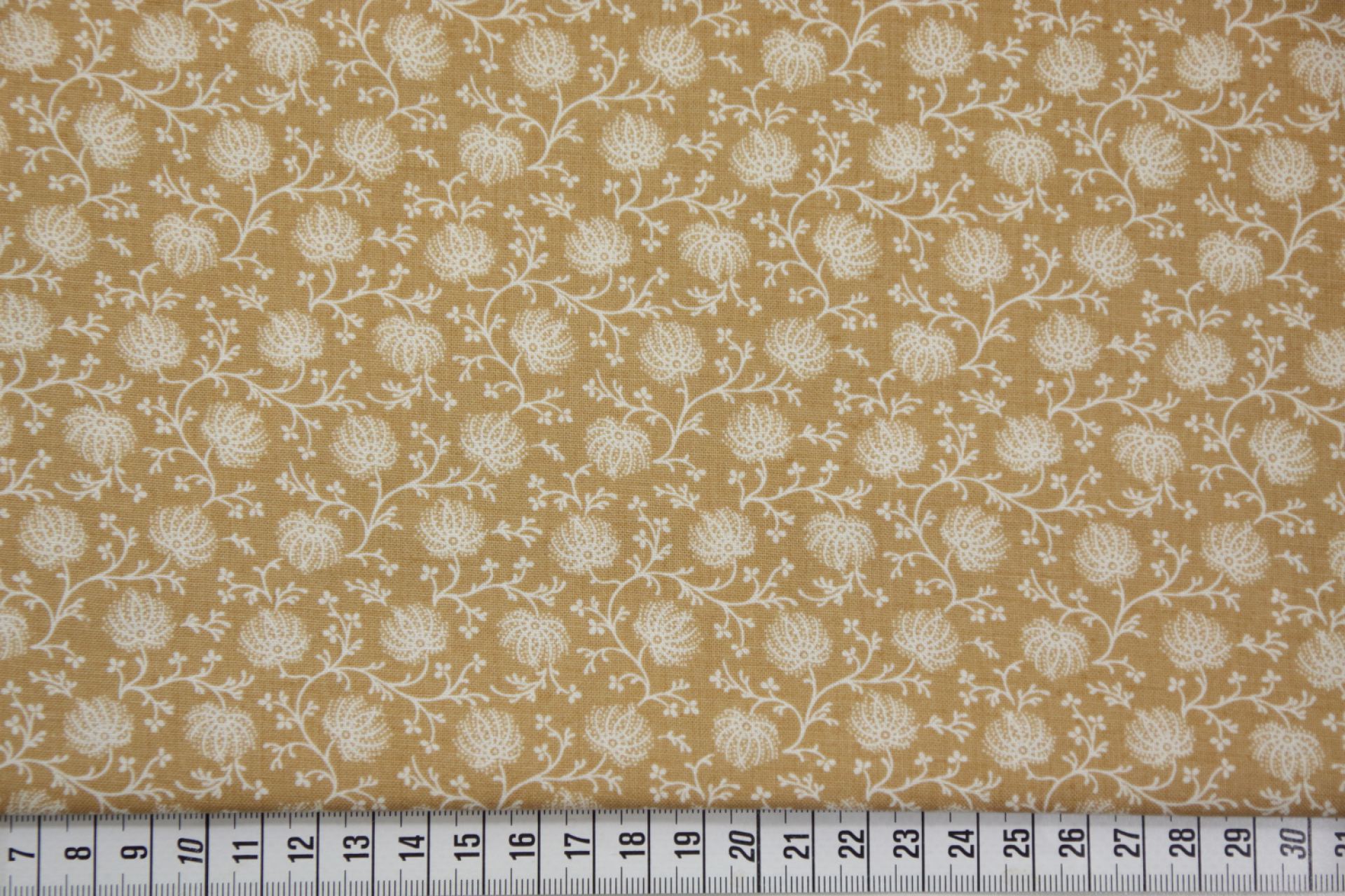 quiltstof-Okerbruin met bloemtakjes in i