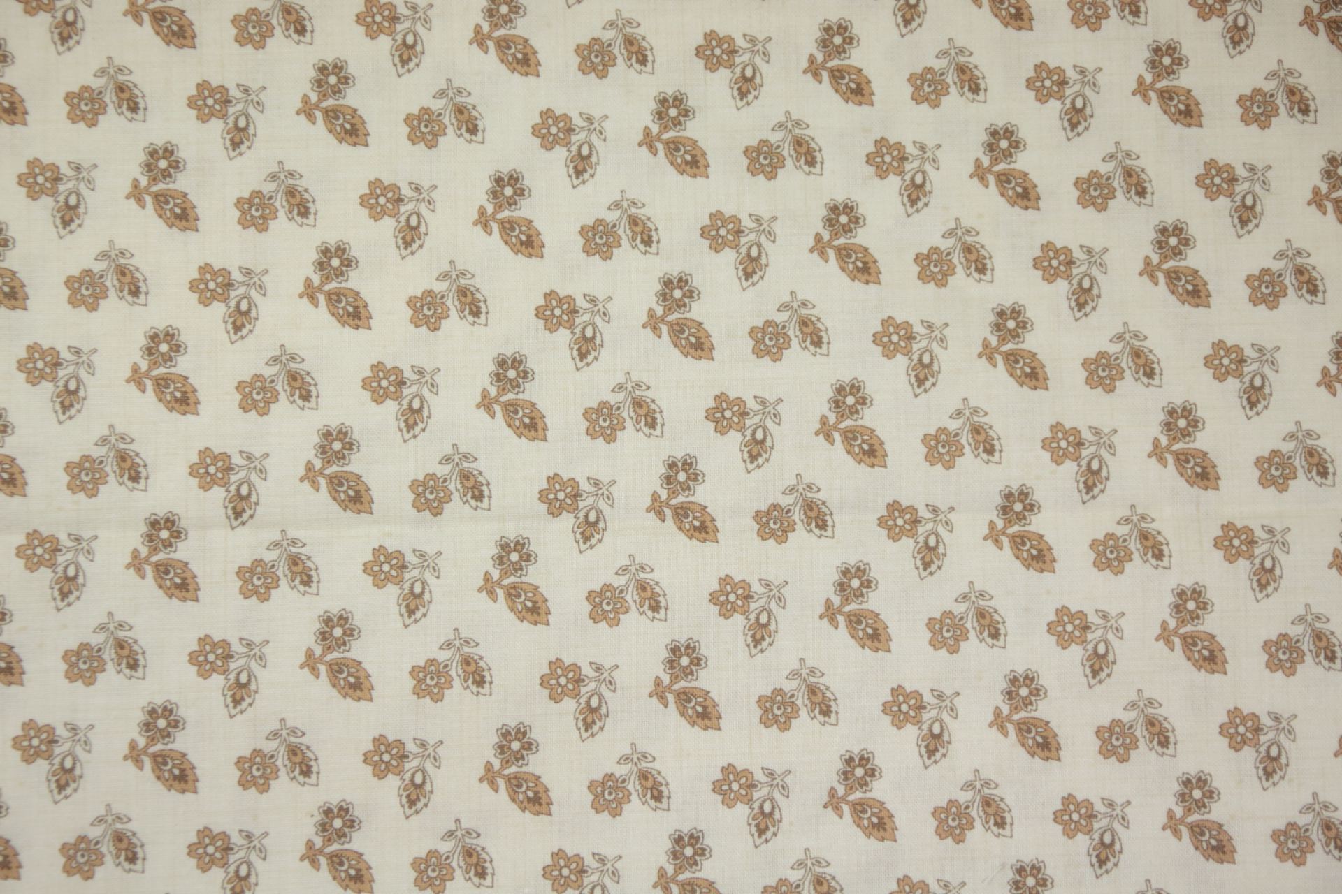 quiltstof-Ivoor met bloemtakjes in okerb