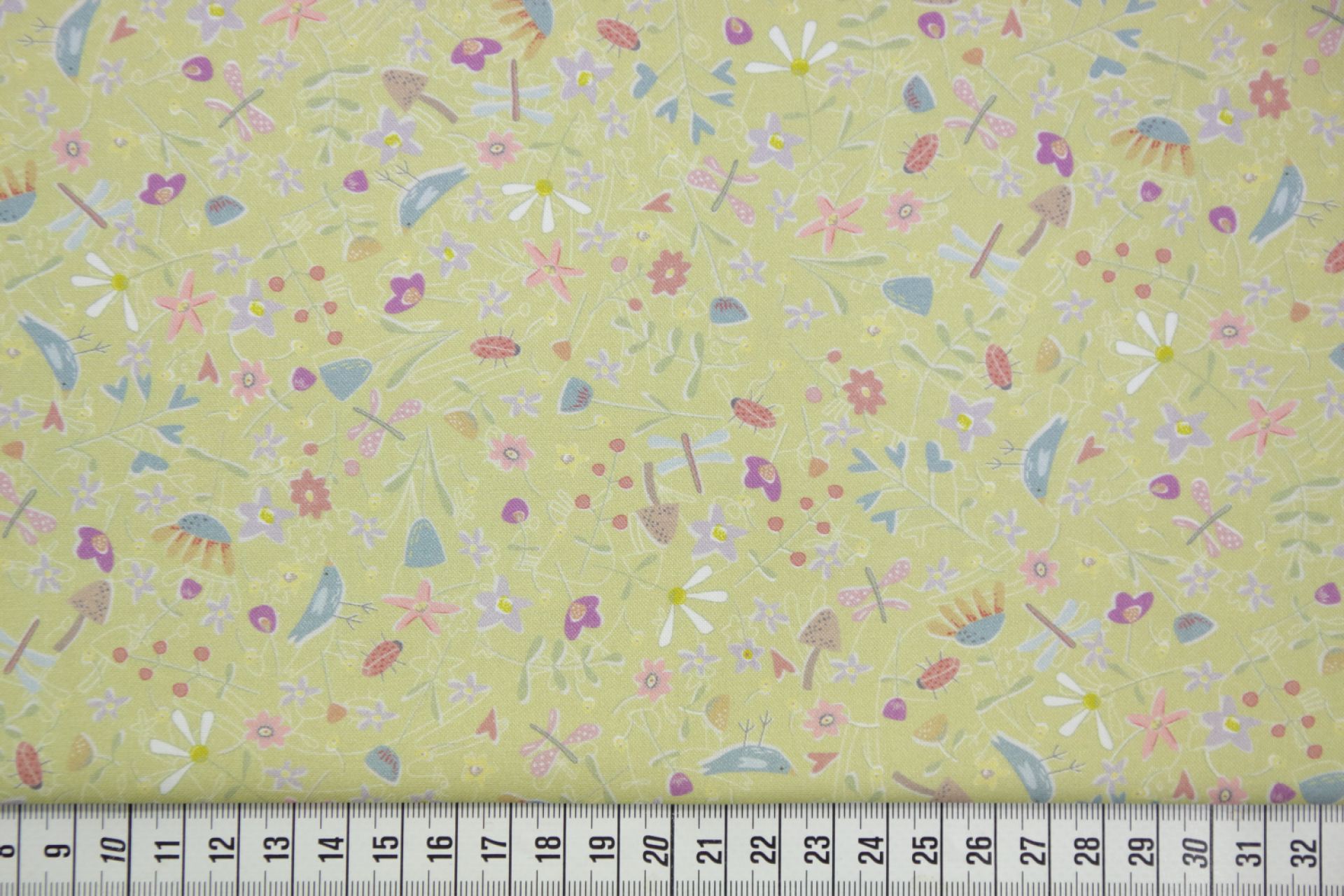 quiltstof-Geelgroen met  bloempjes en di