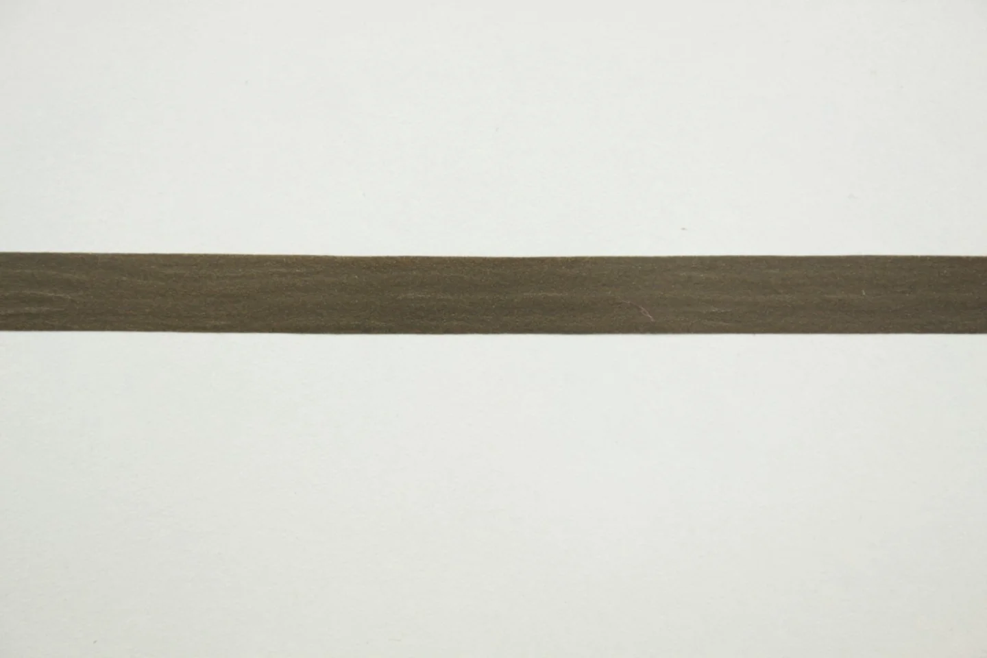 Breed krullint-taupe.