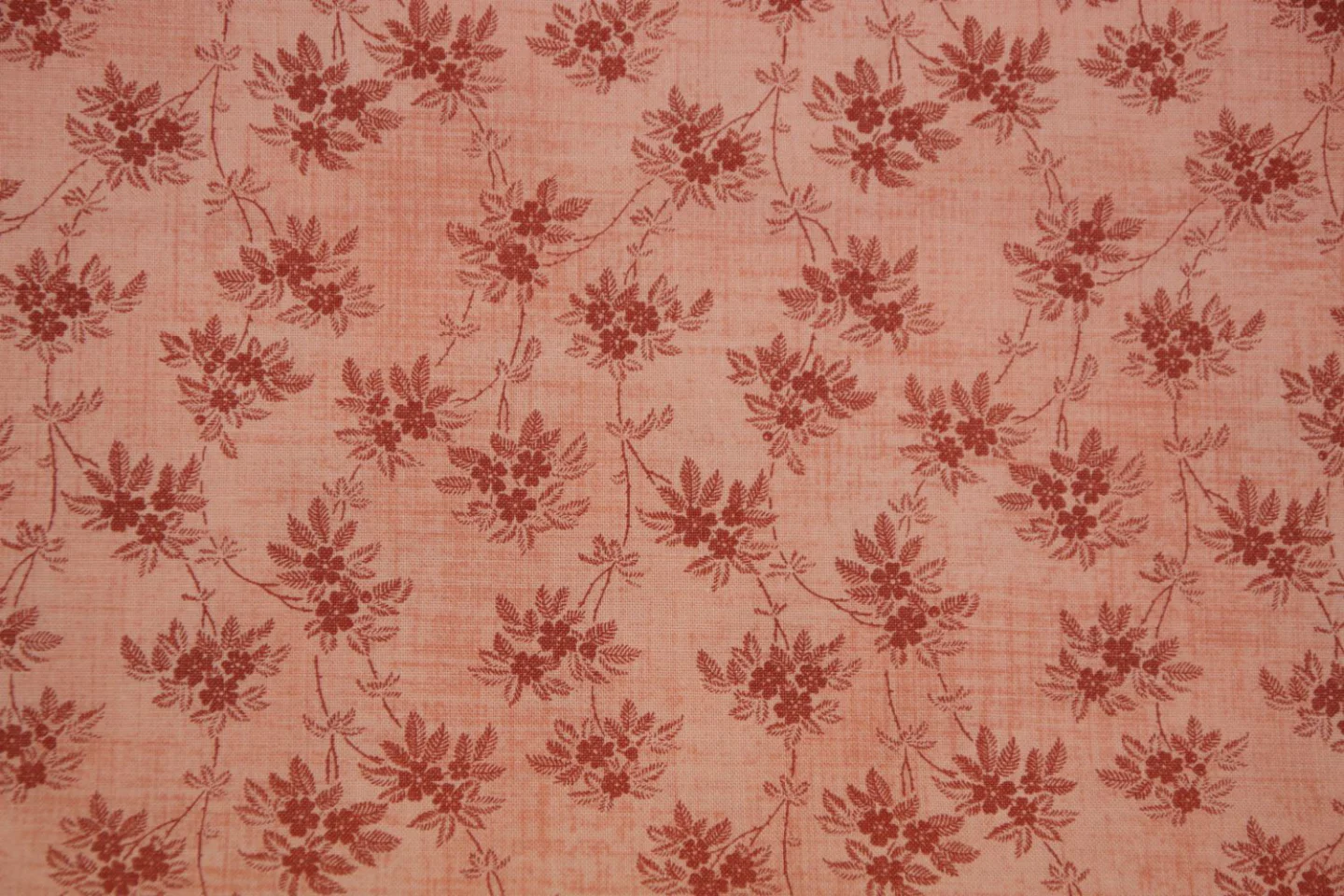 quiltstof-Zalmroze met rode bloemtakjes-.