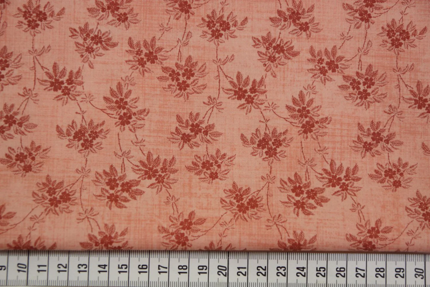quiltstof-Zalmroze met rode bloemtakjes-.