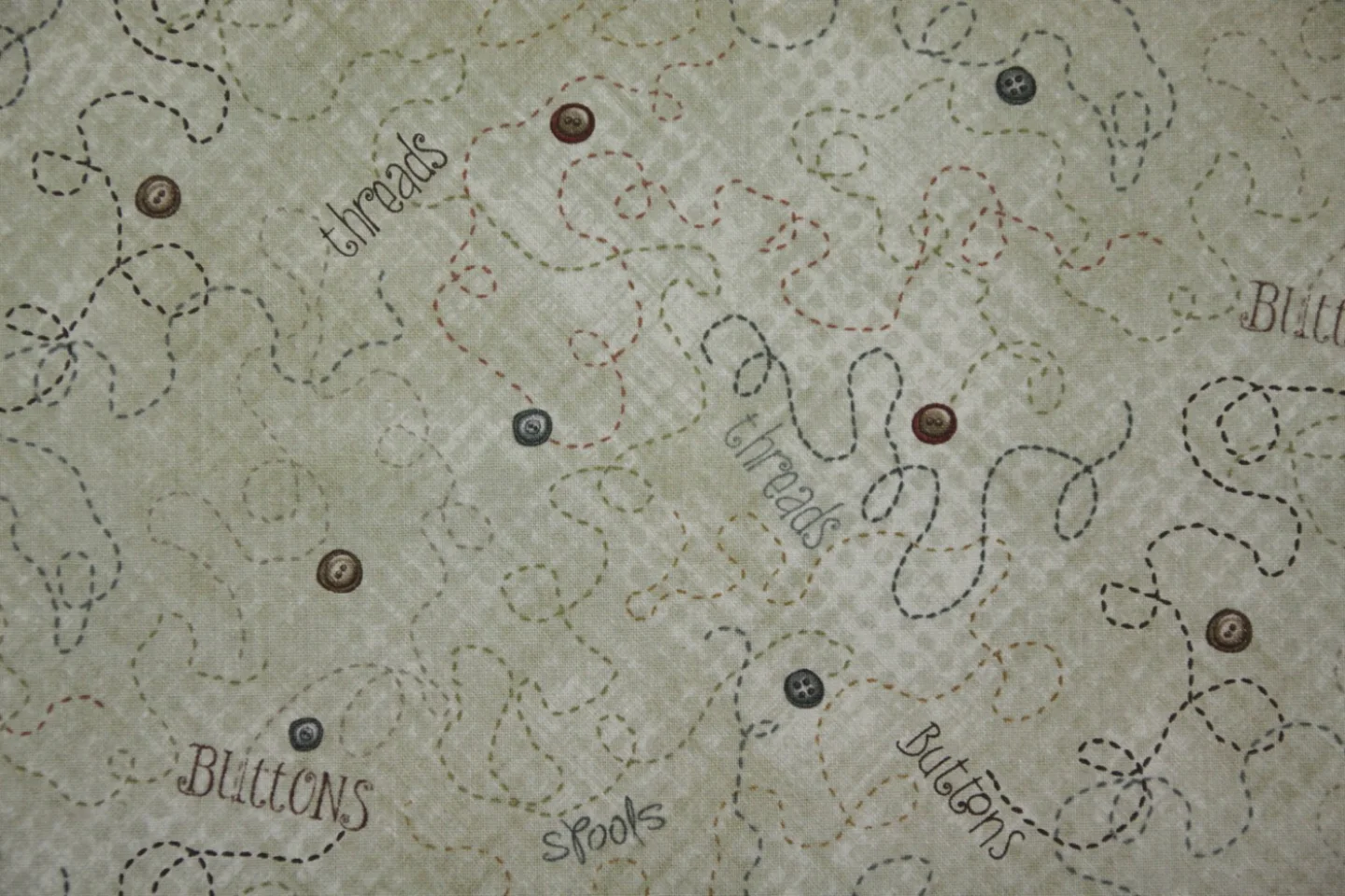 quiltstof-grijsgroen-draad en knopen-Red.