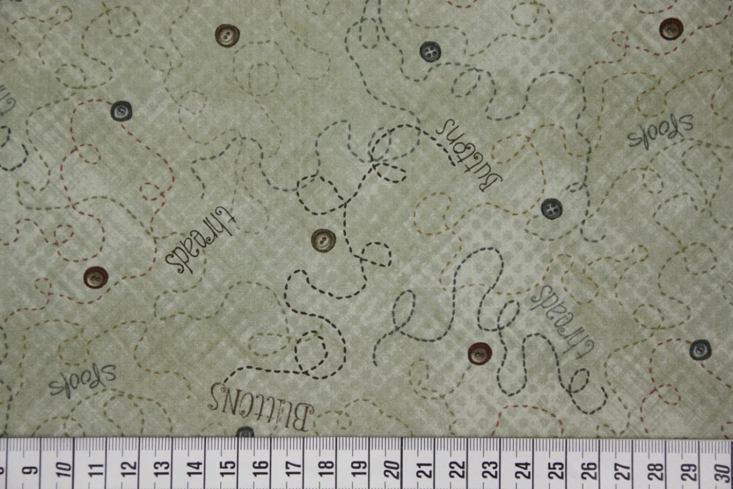 quiltstof-grijsgroen-draad en knopen-Red.