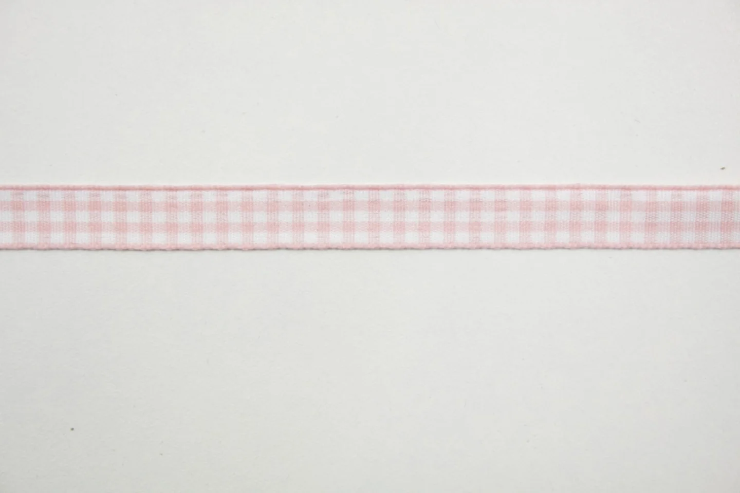 Lint-roze wit geruit.