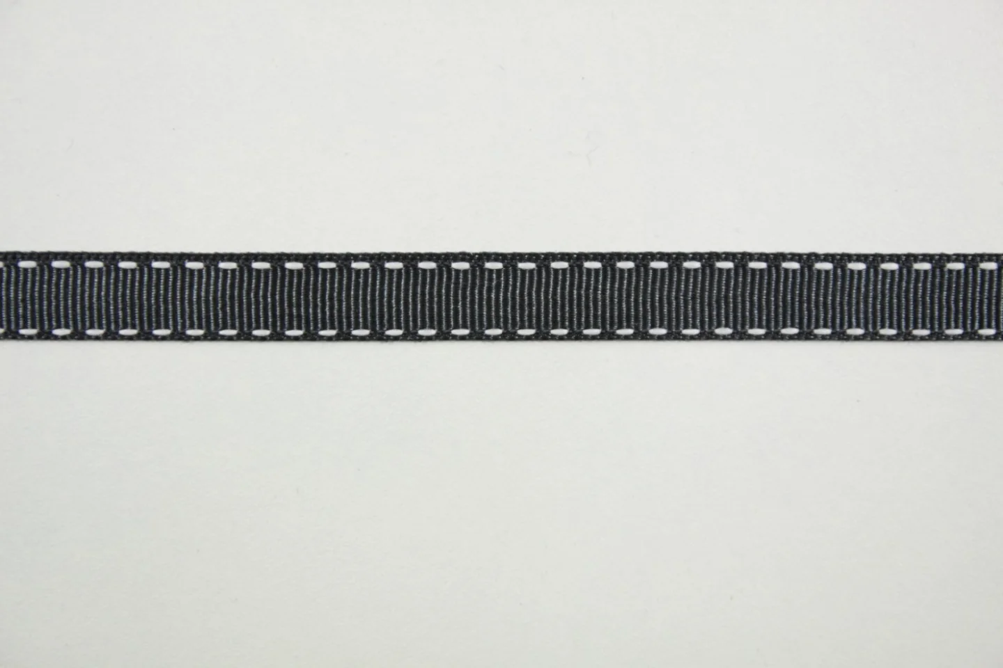 Lint-donkergrijs-wit stiksel.