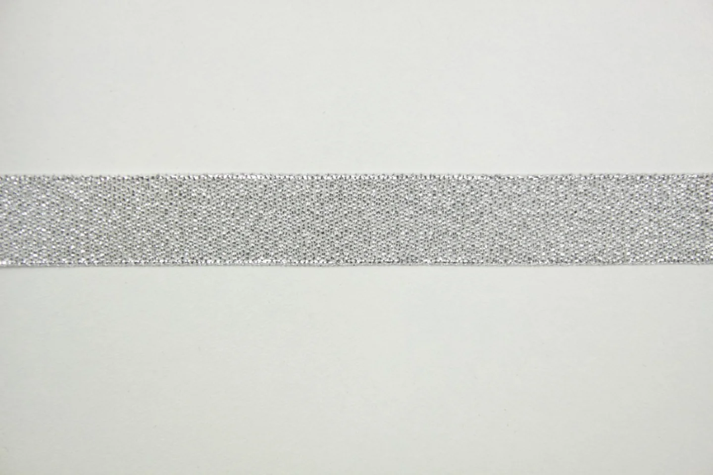 Lint-metallic zilver.