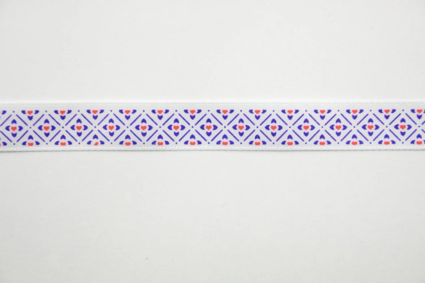 Lint-wit-blauw rood tegelmotief.