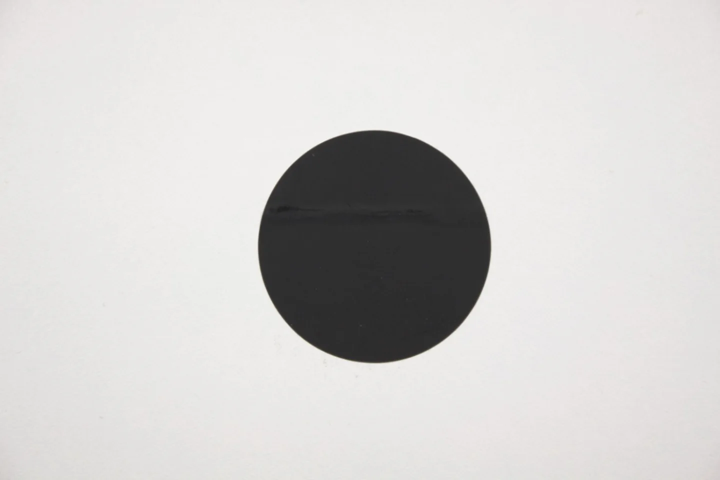 Sluitsticker-rond-zwart kraft-43mm.