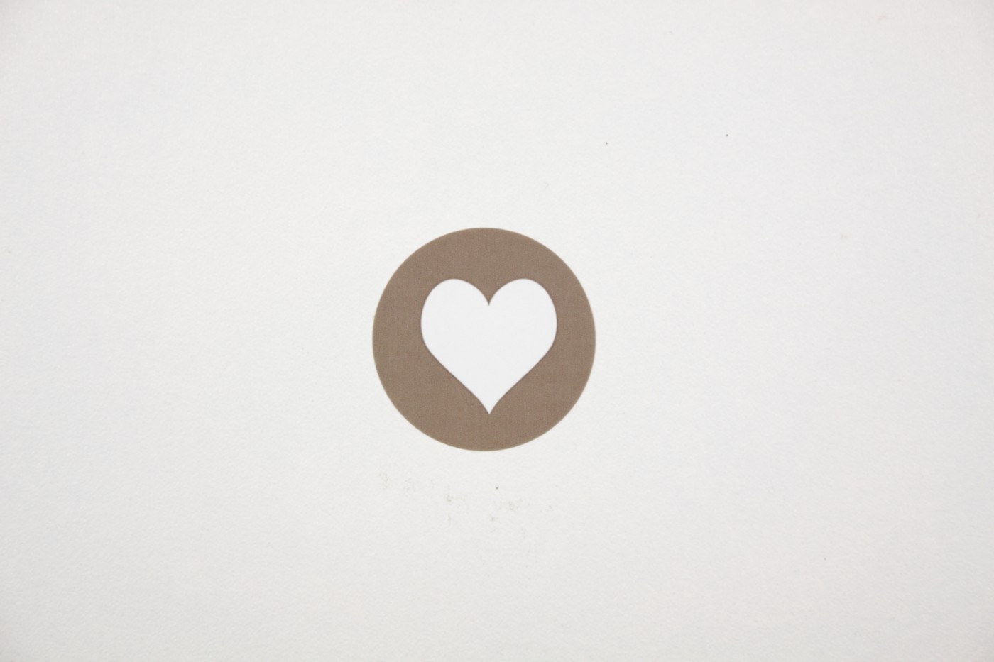 Sluitsticker-rond-taupe met wit hartje