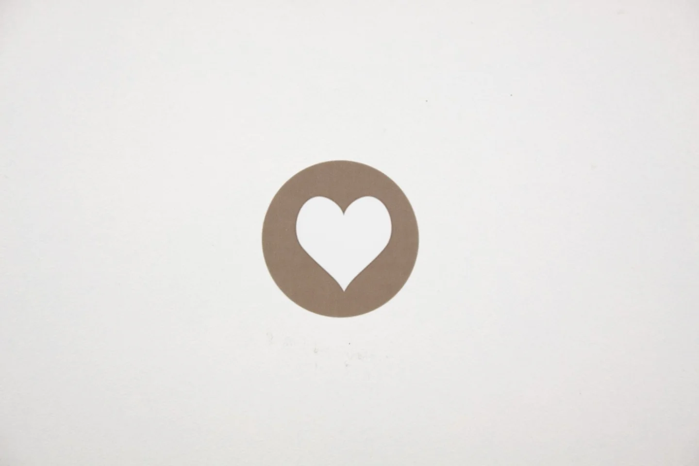 Sluitsticker-rond-taupe met wit hartje.