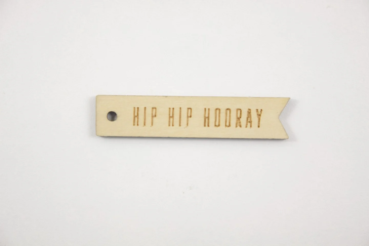 Houten label-hip hip hooray-70x15 mm.
