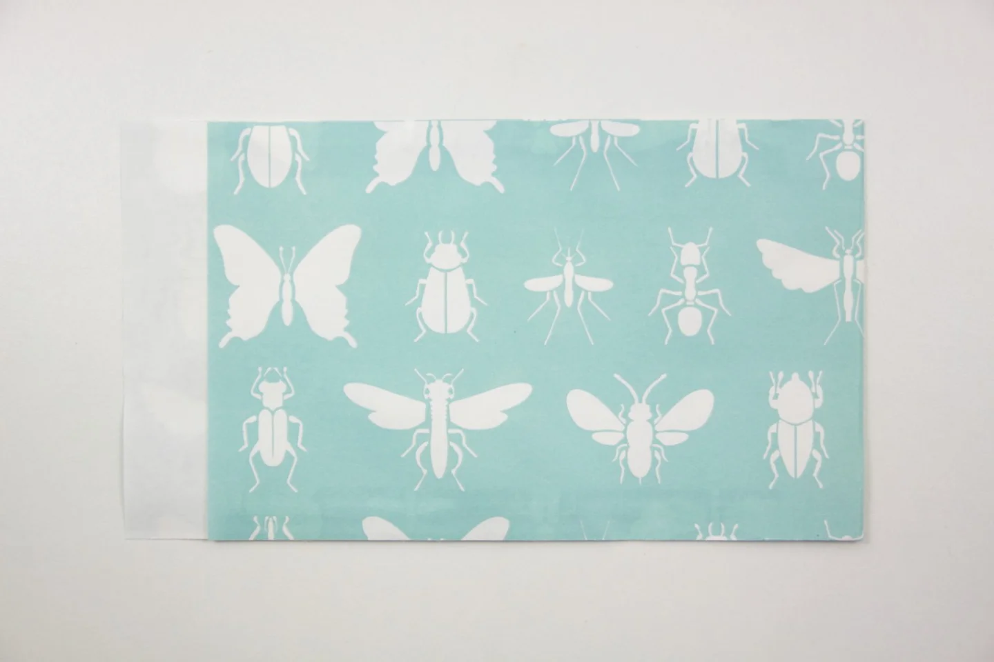 Zakje-papier-zeegroen-witte insecten.