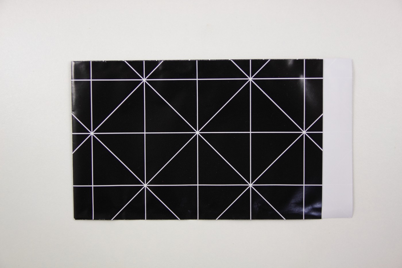 Zakje-papier-zwart- wit grafisch patroon